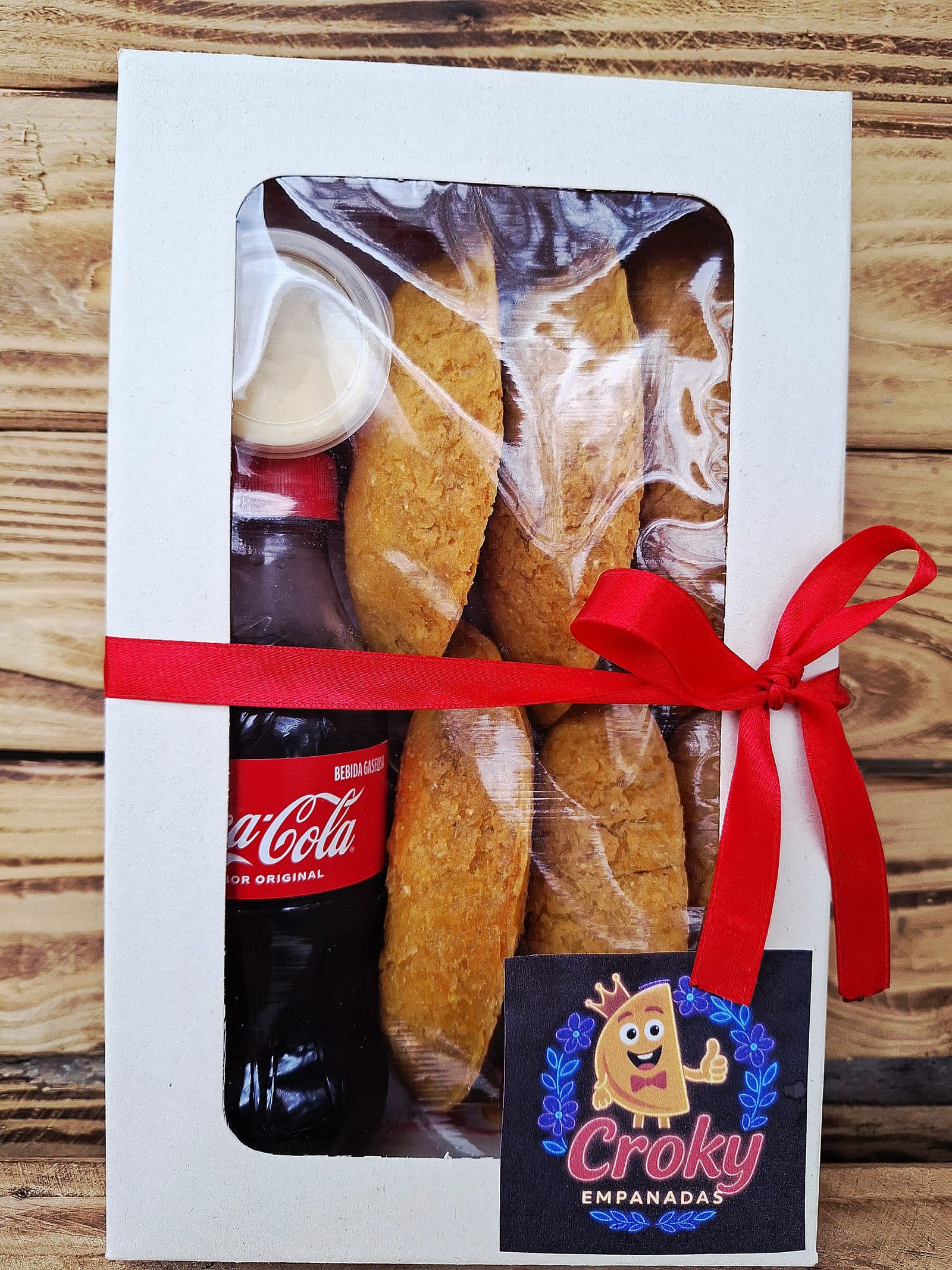 Combo de regalo Croky con empanadas, salsa y gaseosa en caja con lazo