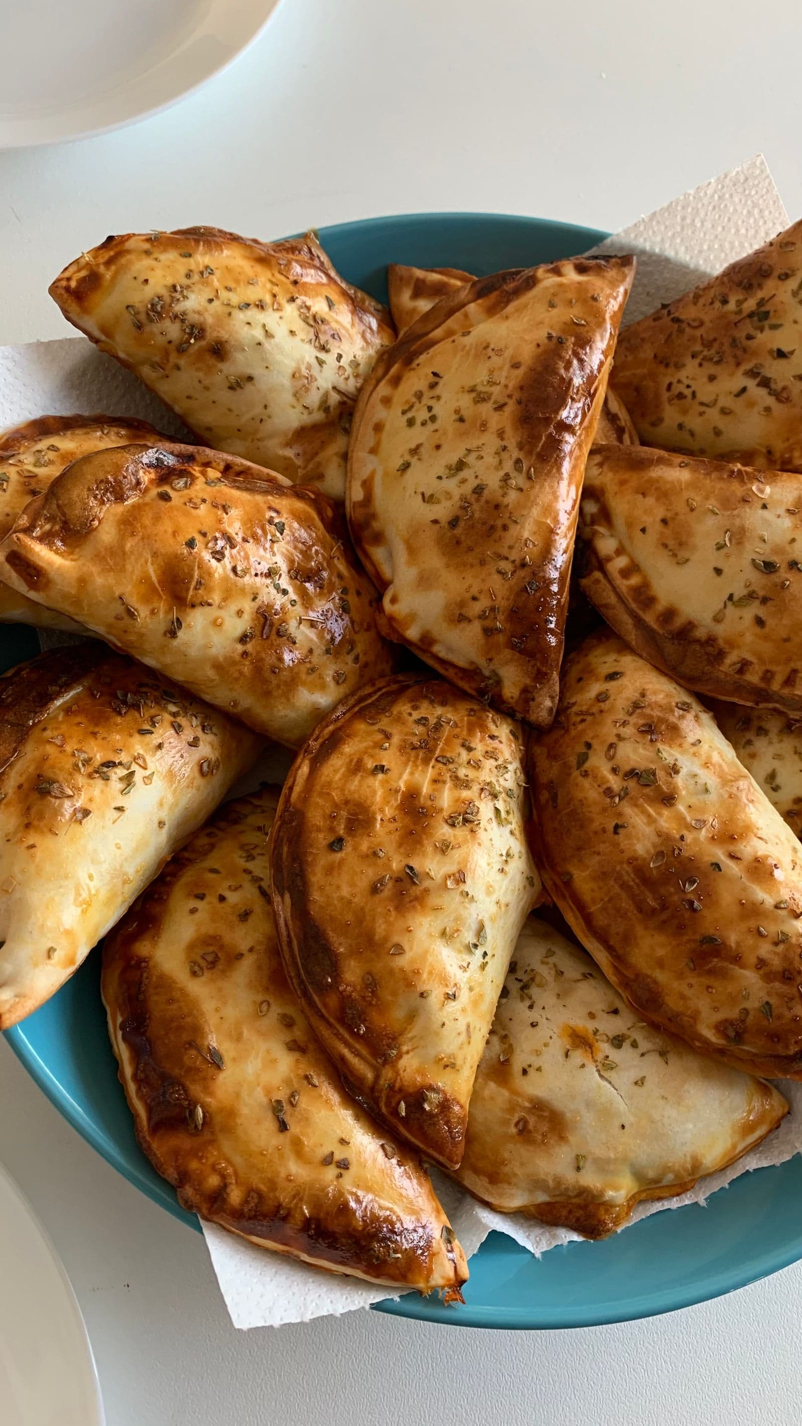 Empanadas Croky recién horneadas, doradas y listas para servir